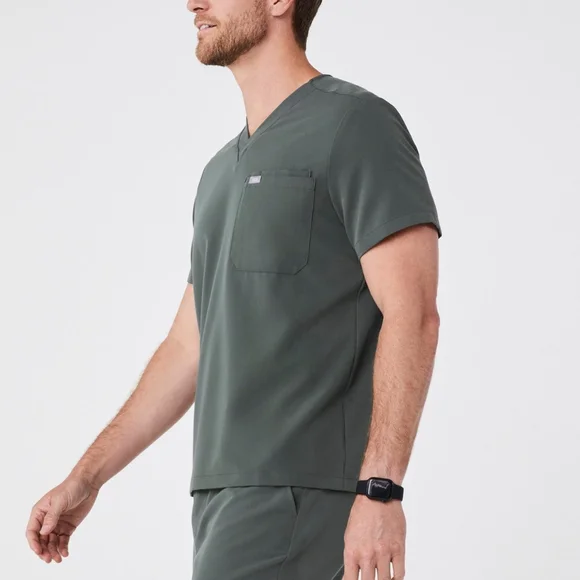 NWT Figs | Leon Three-Pocket Scrub Top In Bonsai, Mens Medium - Picture 2 of 7
